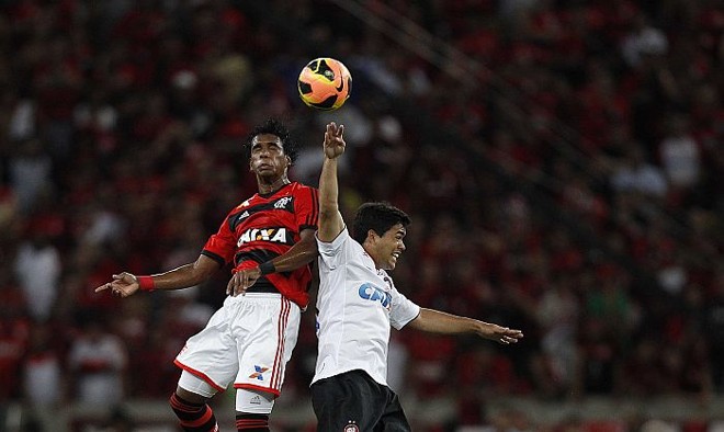 Felipe divide a bola com o flamenguista Luiz Antonio | 