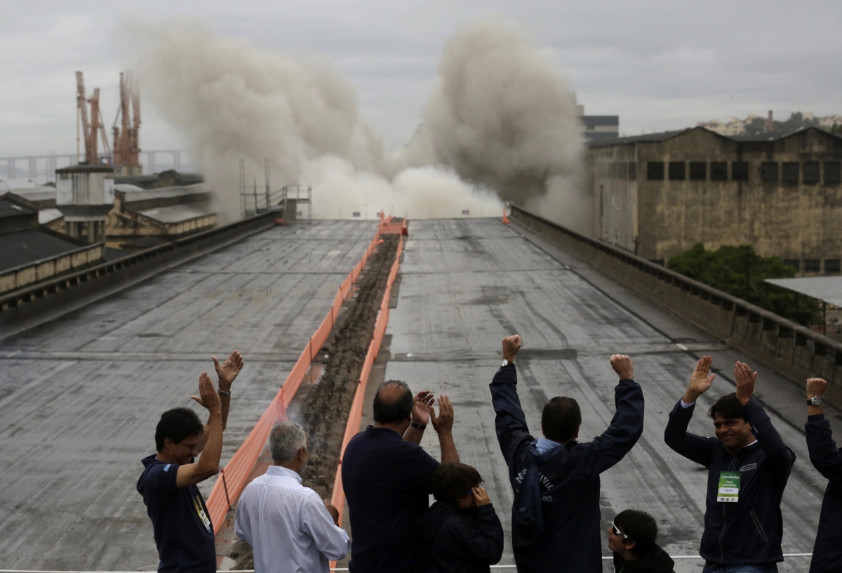 Autoridades festejam o sucesso na implosão do primeiro trecho do elevado | Reuters/Pilar Olivares