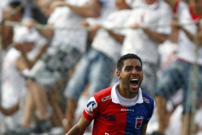 O volante Edson Sitta abriu o placar da partida aos 38 minutos do segundo tempo |