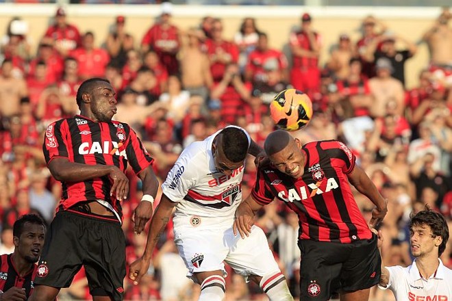 Manoel e Luiz Alberto deram novamente segurança à defesa na vitória sobre o São Paulo | 