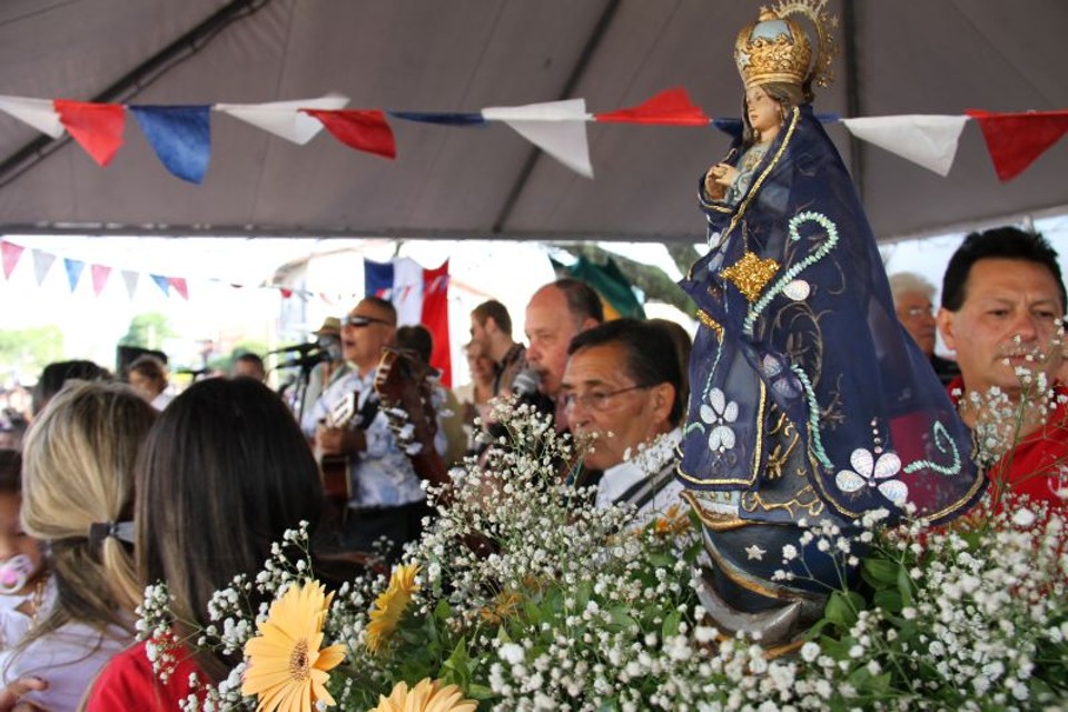 O ponto alto da procissão foi o encontro da imagem de Nossa Senhora do Rocio, padroeira do Paraná, com a Virgem de Caacupê, padroeira do Paraguai | Oswaldo Eustáquio/Gazeta do Povo