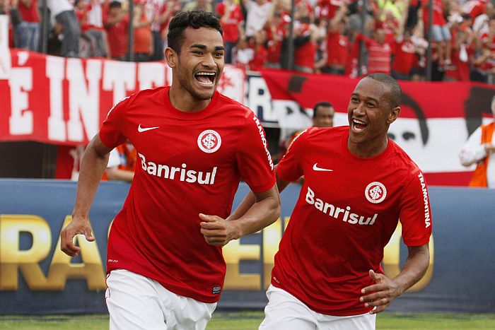 Zagueiro Jacson (à esquerda) comemora o gol da vitória do Inter sobre o Botafogo | Luca Erbes / Folhapress