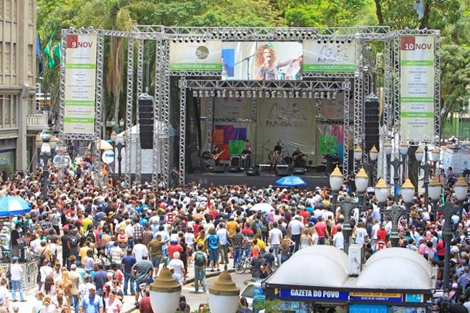 Mais de mil pessoas assistiram ao show |