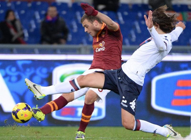 Liajic, da Roma, tenta a finalização contra a marcação de Conti, do Cagliari, no empate por 0 a 0 desta segunda-feira | Maurizio Brambatti / EFE