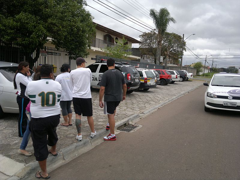 Pessoas ainda permaneciam em frente ao 6º DP no final da tarde desta terça (5): eles alegam que uma garota foi agredida por policiais | Rafael Neves/Gazeta do Povo