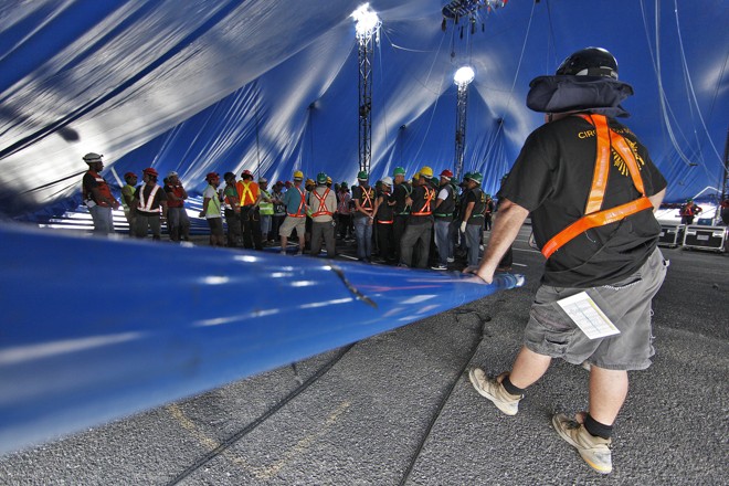 Com 51 metros de diâmetro, a tenda principal, que abriga palco e arquibancadas, tem capacidade para até 2500 pessoas |
