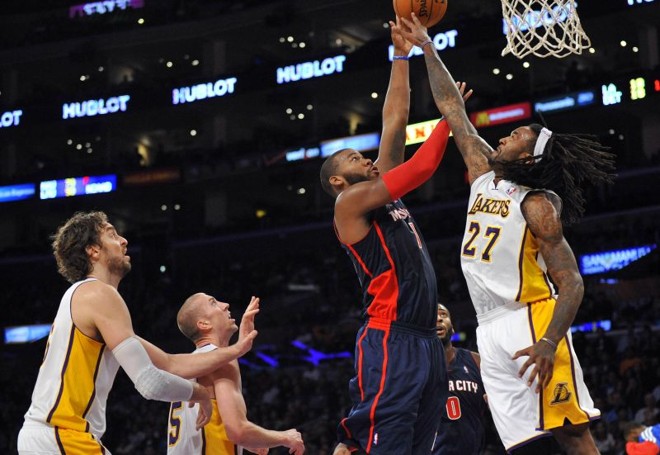 Jordan Hill, principal destaque na vitória do Lakers, disputa o rebote com Greg Monroe | Reuters