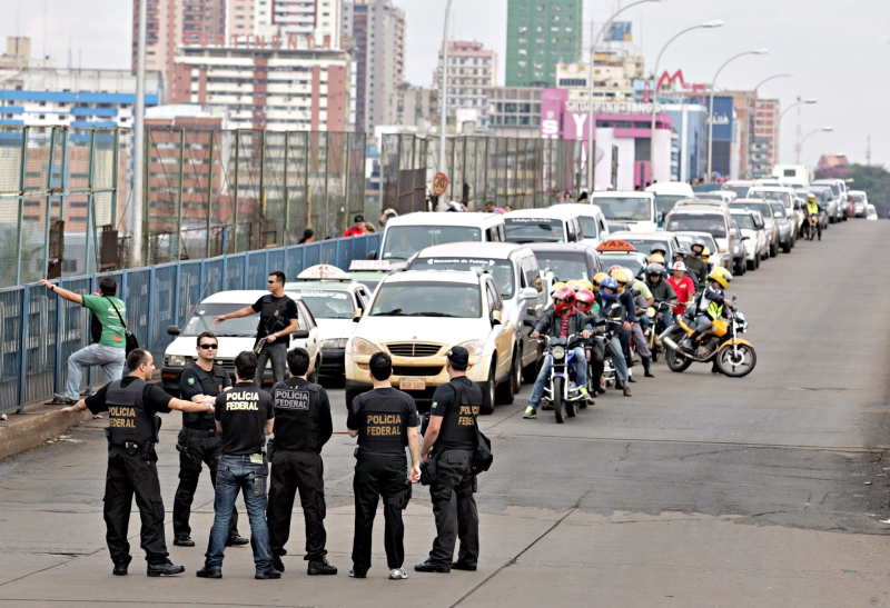 Ação da Polícia Federal em Foz, onde existe a cultura de que contrabando é trabalho | Christian Rizzi/Gazeta do Povo