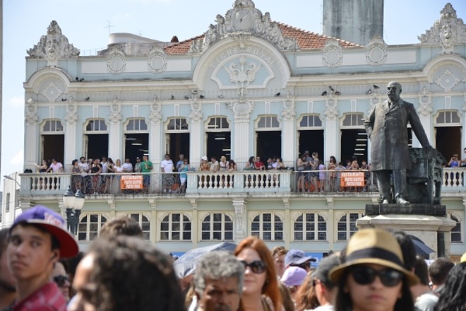 Nas janelas e sacadas dos edifícios ao redor da praça, os curitibanos também cantaram e dançaram |