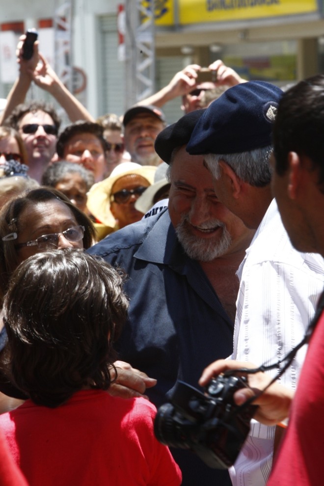 Com suas músicas alegres e dançantes, o cantor gauchesco abriu o último dia de apresentações no palco da praça Carlos Gomes | 