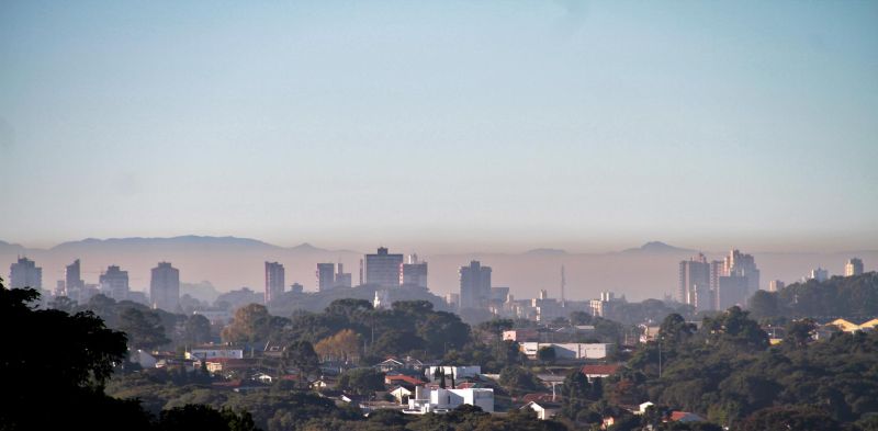 Poluição visível em uma manhã clara em Curitiba: levantamento sobre emissões de gases surgiu através de iniciativa inédita | Daniel Castellano/ Gazeta do Povo