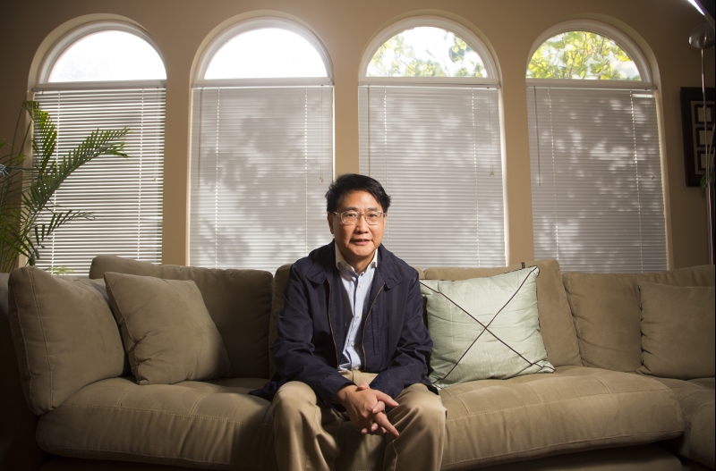 Após ter sido censurado, Qiu Xiaolong não permitiu que seu novo romance, A Case of Two Cities, fosse lançado na China | Dilip Vishwanat para The New York Times