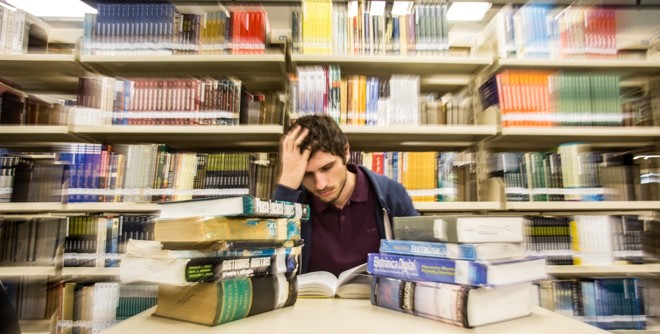 Carlos Alexandre Micaloski chega a sacrificar horas de almoço para estudar para as provas. Nem sempre o esforço vale a pena. | Brunno Covello / Gazeta do Povo
