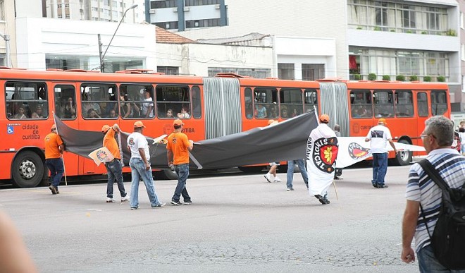 Manifestantes bloquearam temporariamente o trânsito de algumas linhas de ônibus no Centro de Curitiba |