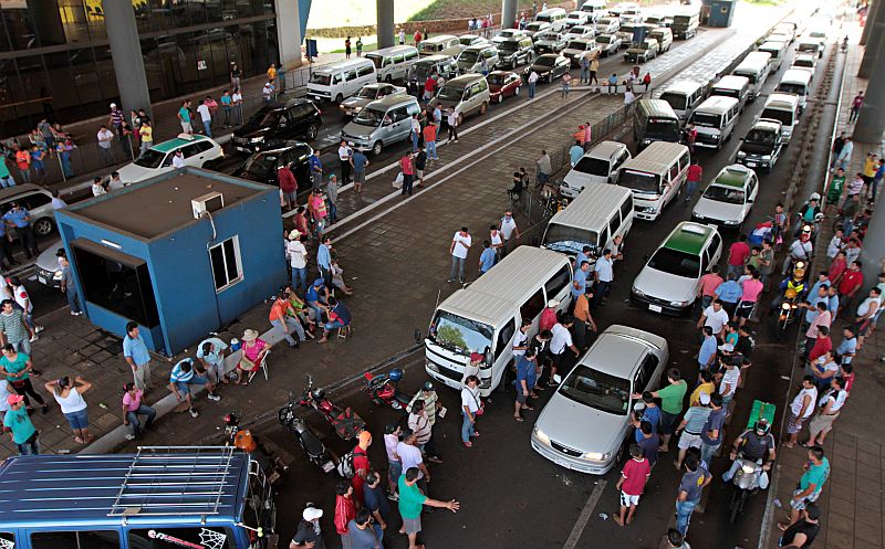 Manifestantes bloquearam a Ponte da Amizade, entre Foz e Ciudad del Este | Kiko Sierich/Agência de Notícias Gazeta do Povo