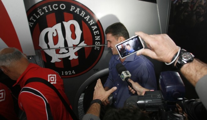 Vagner Mancini e Paulo Baier foram os mais assediados pela festiva torcida no Afonso Pena | 