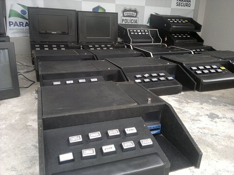 No momento do flagrante, as 15 máquinas caça-níqueis estavam ligadas, mas os proprietários do Cassino escaparam | Rafael Neves/Gazeta do Povo