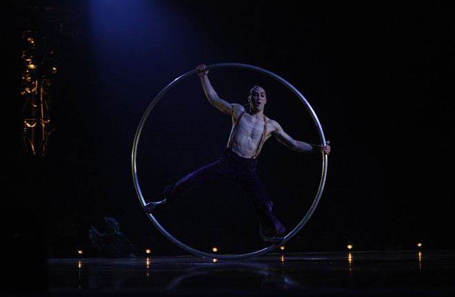 Dois acrobatas fizeram manobras impressionantes girando em arcos pelo palco | 