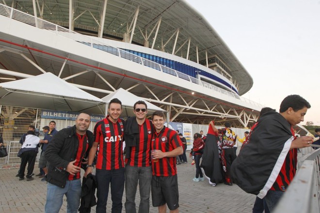 Confiantes, torcedores do Atlético aguardam a entrada no estádio gremista |