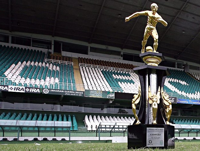 Troféu de campeão paranaense, que atualmente está nas mãos do Coritiba | Jonathan Campos / Gazeta do Povo