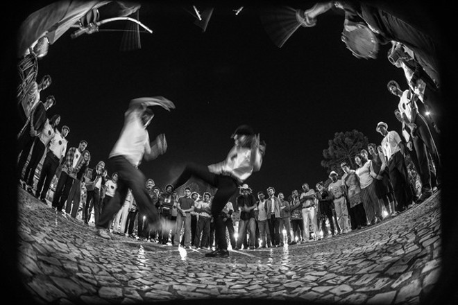 Apresentação da Capoeira Angola com catedral como cenário |