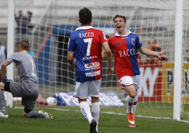 O jovem Júlio Cesar marcou o primeiro gol do Paraná no jogo | 