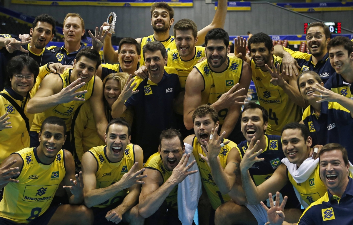 Brasileiros festejam a conquista do quarto título da Copa dos Campeões de vôlei | Reuters/Yuya Shino