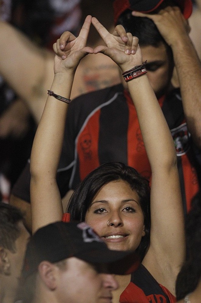 Torcida faz a festa perto do início da partida |