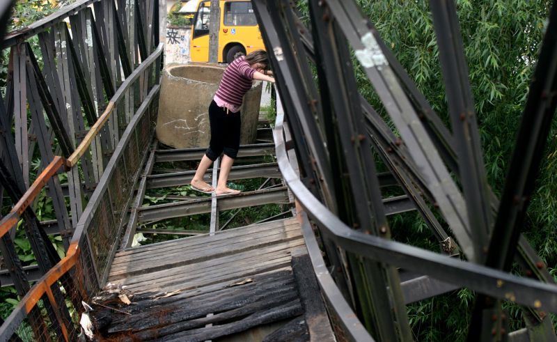 Sem condições de uso, a ponte que liga o Campo Comprido ao Santa Quitéria será reformada em caráter de emergência pela Prefeitura | Felipe Rosa/Tribuna do Paraná