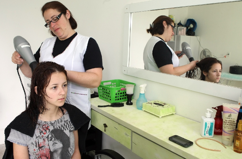 A cabeleireira Lissa Moreira está formalizada há quase meio ano | Aniele Nascimento/ Gazeta do Povo