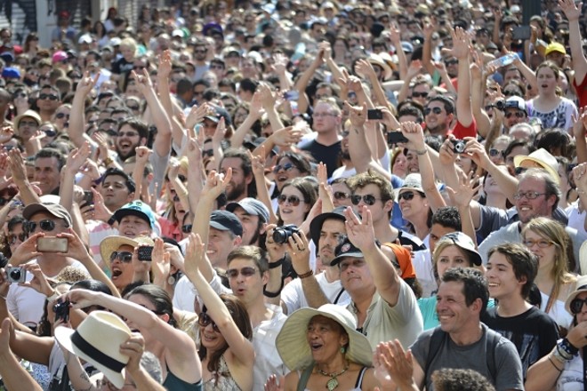 Com o show dançante e alegre, o público pareceu não se importar com o calor de 30° |