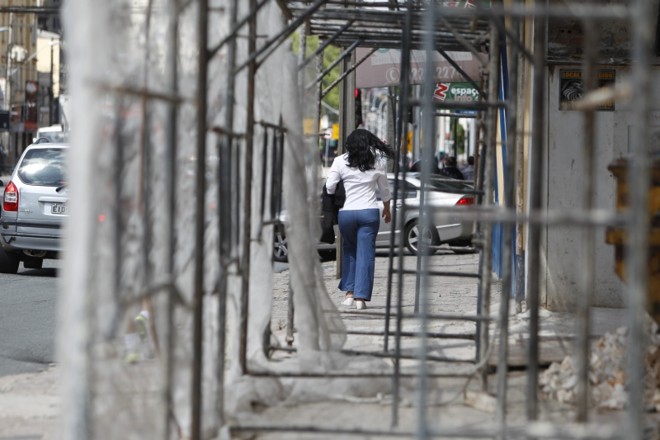 Na obra em prédio na avenida Sete de Setembro, próximo à Praça Oswaldo Cruz, andaimes impedem a circulação das pessoas | 