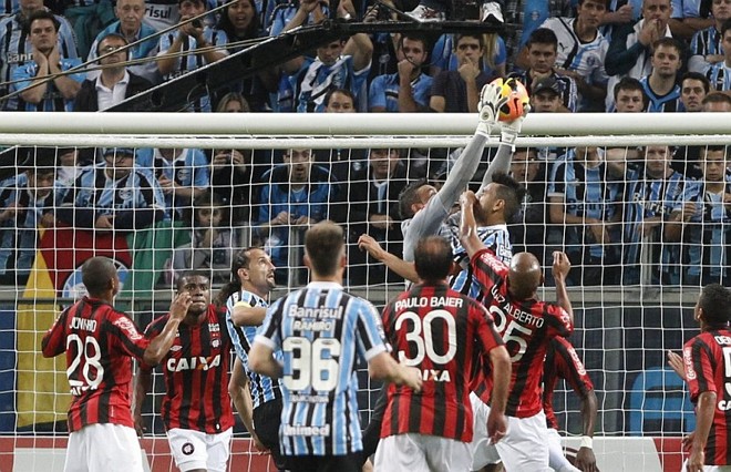 Weverton faz defesa do alto em jogada brigada na área: goleiro foi o destaque atleticano na classificação | 