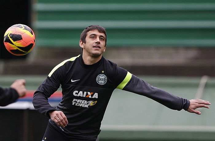 Um dos jogadores que mais atuaram pelo Coxa no Brasileiro, Robinho deve ficar fora contra a Portuguesa | Jonathan Campos / Gazeta do Povo