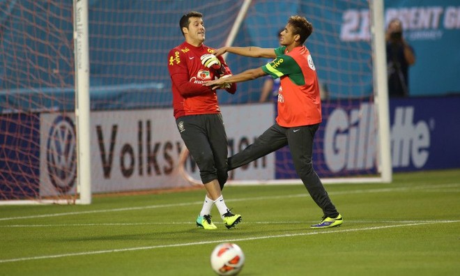 O goleiro Júlio César brinca com Neymar durante treino da seleção nos EUA | Mowa Press