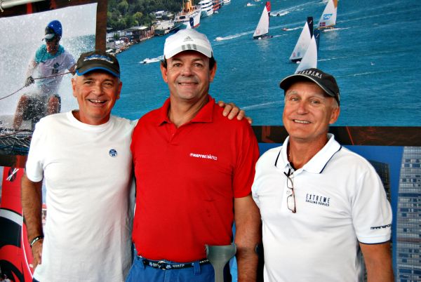 Lars Grael foi o coordenador técnico do time brasileiro na etapa final do Extreme Sailing Series, encerrada ontem em Florianópolis com equipes da Suíça, Dinamarca, Omã, Áustria, Nova Zelândia e China. Grael participou do evento a convite dos empresários Gustavo Kruger e Marcio Moreira, com ele na foto | Cecile Freire