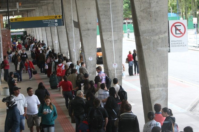 Fila para o táxi na Rodoferroviária de Curitiba está grande na manhã desta segunda-feira (18) | Aniele Nascimento/Agência de Notícias Gazeta do Povo