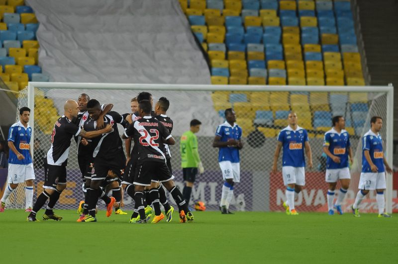 Jogadores vascaínos comemoram gol de Thalles que abriu o placar da partida deste sábado contra o Cruzeiro | Bruno Turano / Eleven / Folhapress