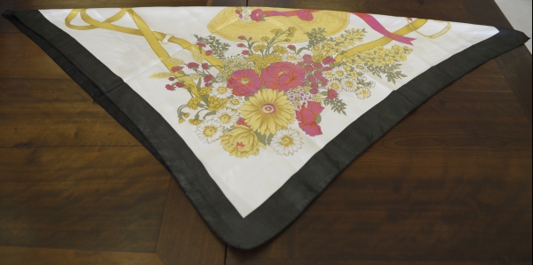 Preparo Pegue um tecido ou lenço quadrado e dobre na diagonal, do lado avesso | Henry Milleo/Gazeta do Povo