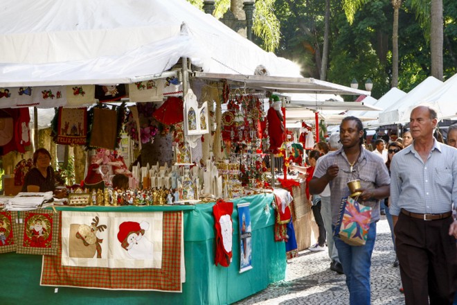 A feirinha de Natal da Praça Osório, no Centro de Curitiba, já está funcionando | Hugo Harada/Agência de Notícias Gazeta do Povo