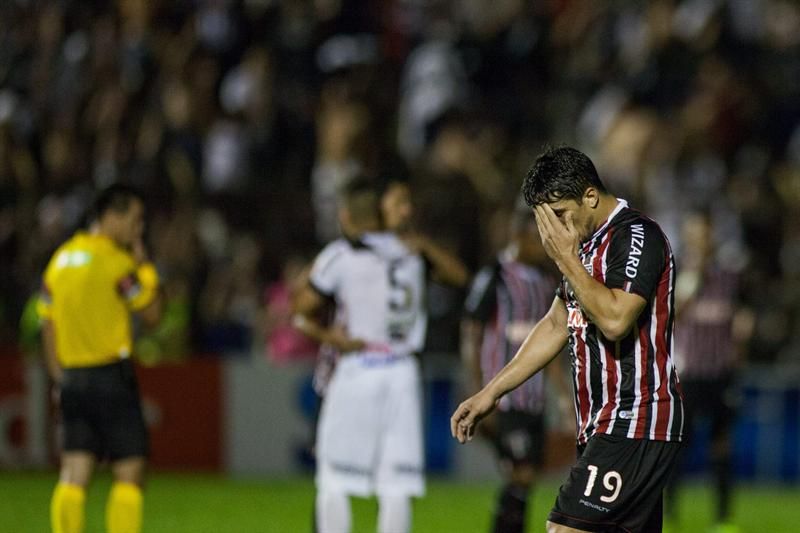Atacante Aloísio deixa o campo em Mogi Mirim após eliminação do São Paulo pela Ponte Preta na Sul-Americana | Marcos Méndez / EFE