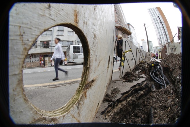 Na Rua Lourenço Pinto, tapumes obrigam o pedestre a caminhar pela canaleta do ônibus expresso | 