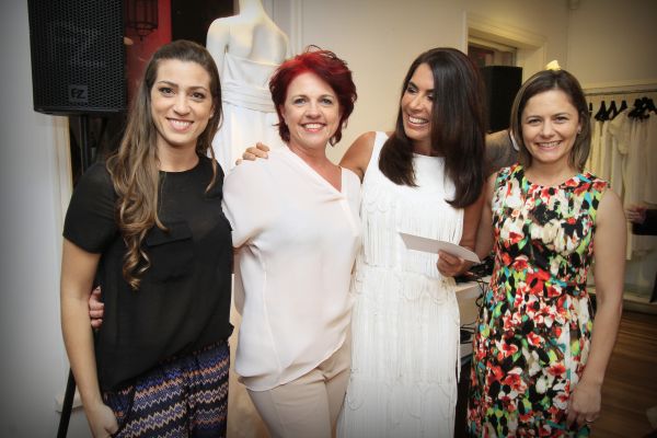 Célia Simon Santos (à esq., de roupa clara) foi a ganhadora da passagem para Miami oferecida pela Cyrela Paraná na festa de Natal da Bazaar Fashion, na quarta-feira. O prêmio foi entregue por Gisele Onofre (de preto), responsável pelo marketing da incorporadora, e por Márcia Almeida, sócia da maison. Também na foto, a presidente do Provopar Estadual, Carlise Kwiatkowski | Patrícia Lion