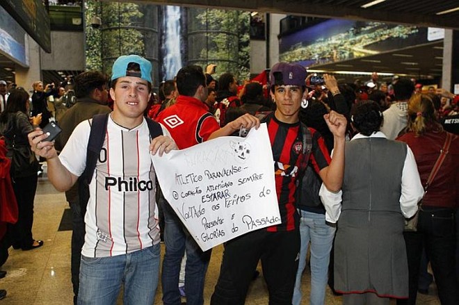 Alan Felipe e Henrique Souza pedalaram 6 quilômetros para recepcionar o Atlético no aeroporto |