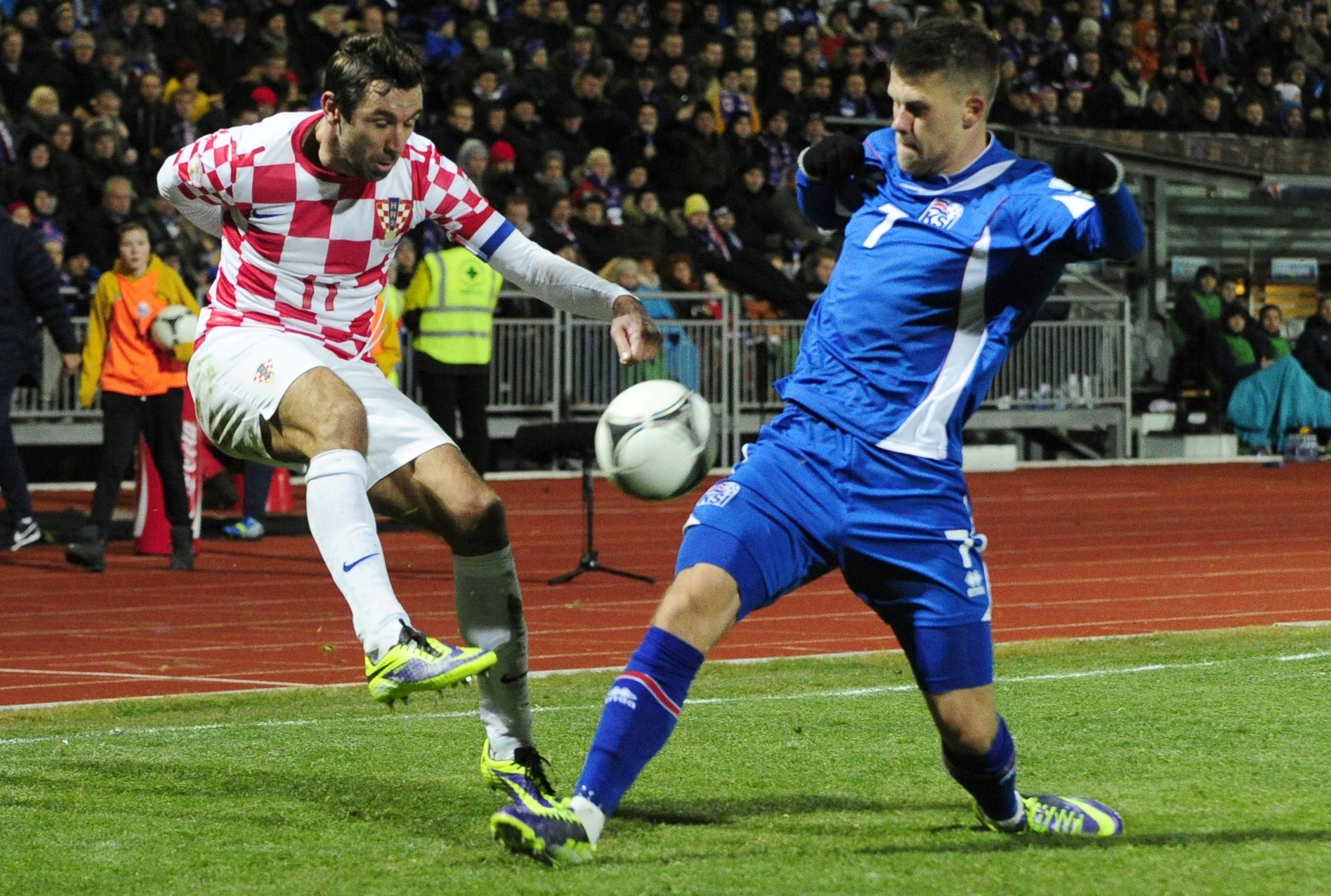 Empate entre Islândia e Croácia deixa a decisão para a segunda partida, em Zagreb | Reuters