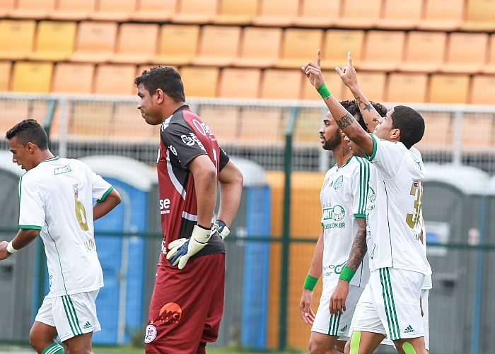 Palmeirense Leandro comemora gol diante do goleiro Ivan: derrota do Joinville ajudou o Paraná | Julia Cheque r/ Folhapress