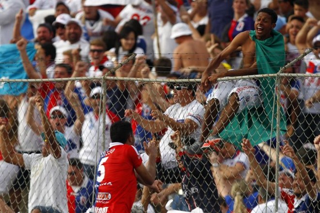 Após marcar, Sitta foi comemorar junto com a torcida |