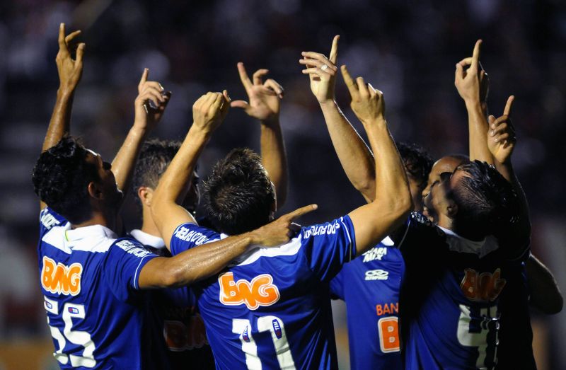 Jogadores do Cruzeiro celebram o gol no Barradão | Reuters