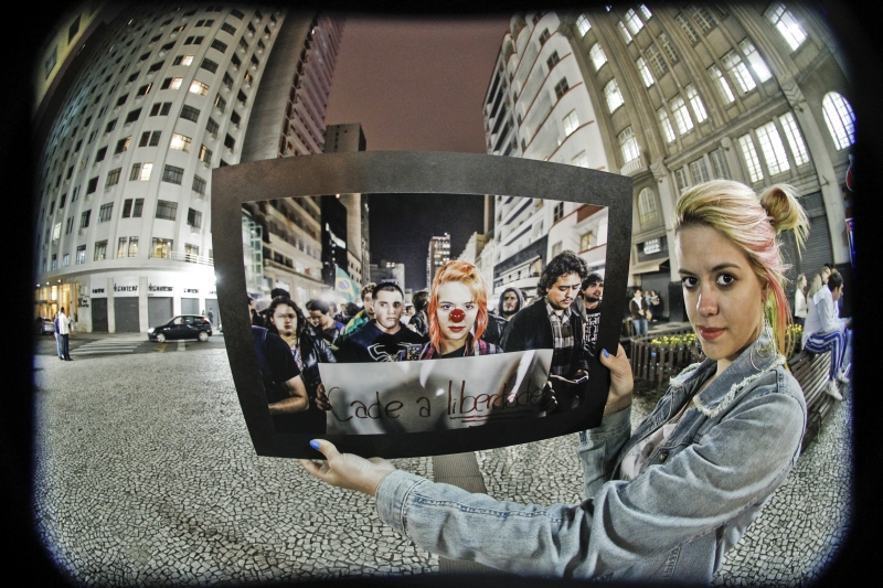 Thabata segura a foto dela própria numa manifestação em Curitiba: protesto pela liberdade de imprensa e contra a violência policial | Daniel Castellano/Gazeta do Povo