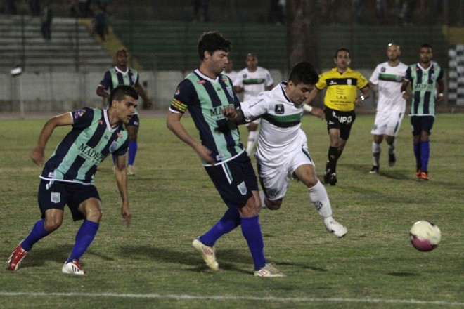 Campeão da "segundona" deste ano sobre o Prudentópolis (foto), Metropolitano Maringá enfrentarará o Coritiba, campão da primeira divisão de 2013 | Ivan Amorim / Gazeta do Povo